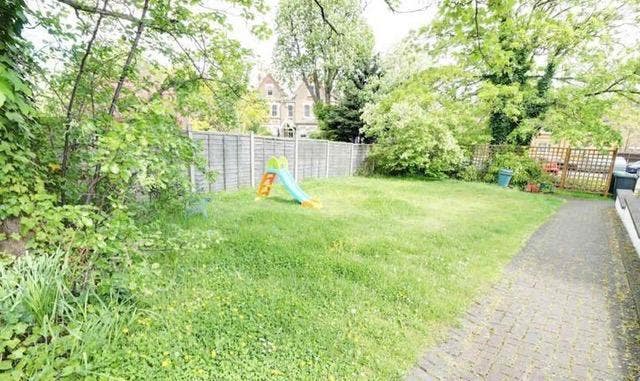 Small double room in friendly flat Main Photo