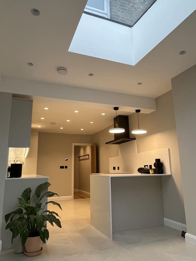 Double bedroom in newly renovated flat Main Photo