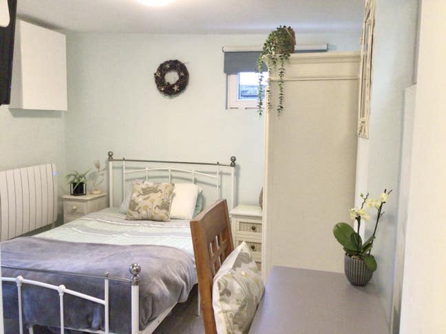 Cosy en-suite for single person Long term Main Photo