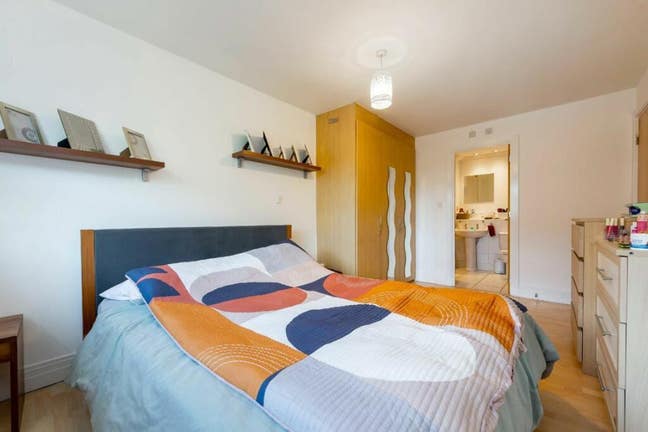 Double Room with En-Suite & Designated Parking Main Photo