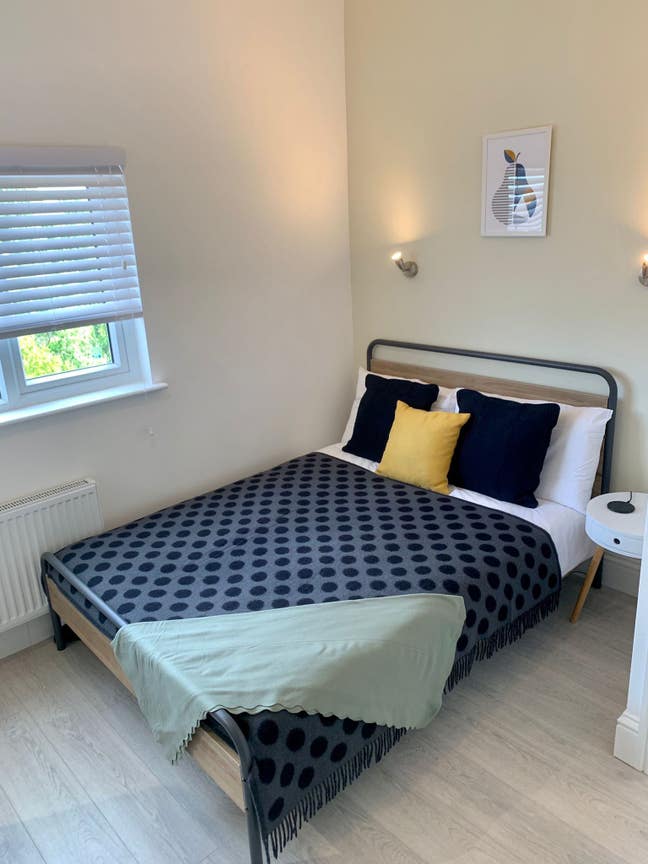 Lovely spacious room in desired location  Main Photo