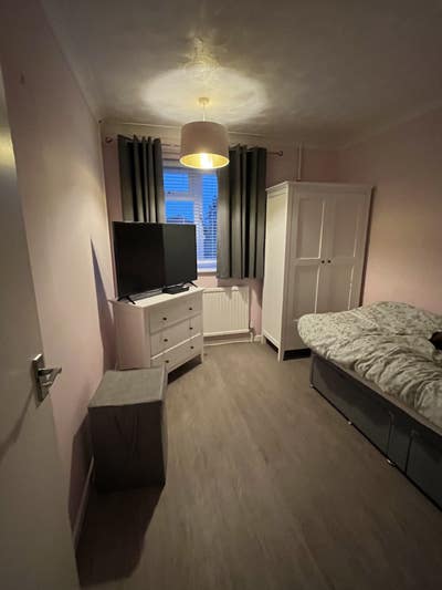 Single furnished room to rent CB8 Main Photo