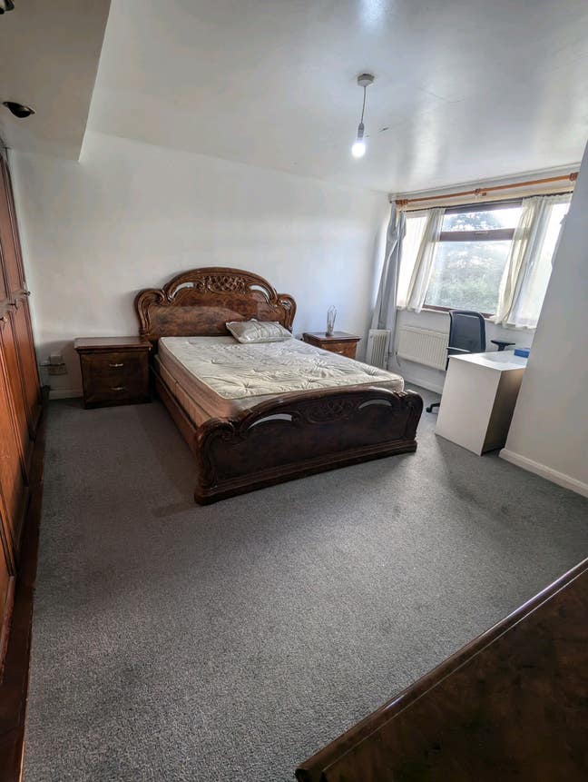 Spacious double bedroom en suite available  Main Photo