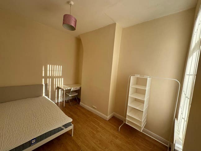 Low Deposit Option! - Couples Welcome in Bootle ! Main Photo
