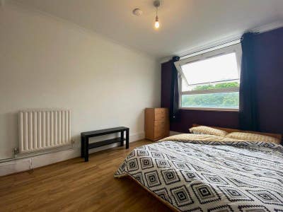 Bright Double in 3 Bed Flat w/ Living in Westferry Main Photo