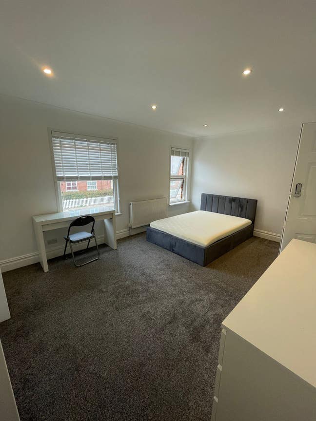 Double Room-Parking-No Fees-Great Location Main Photo