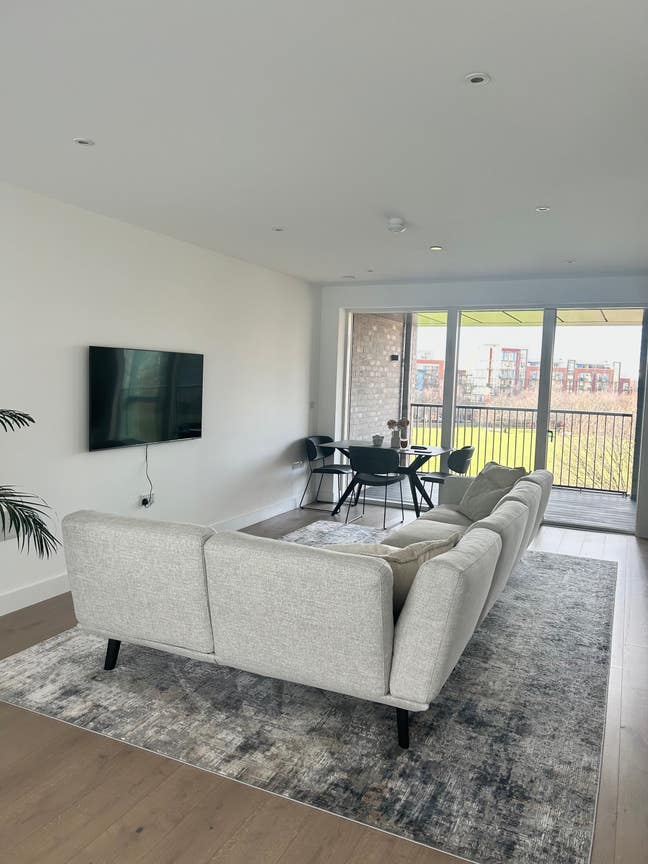 2 Large Rooms in Modern North Greenwich Flat Main Photo