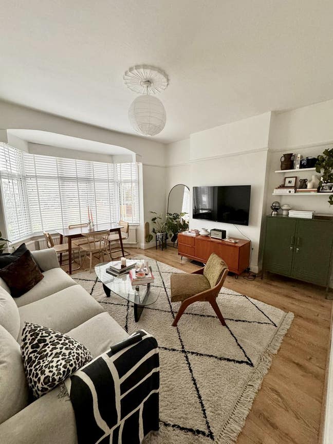 Double Bedroom available in mid century flat! X Main Photo