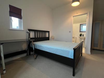 New refurbished en-suite double bedrooms  Main Photo