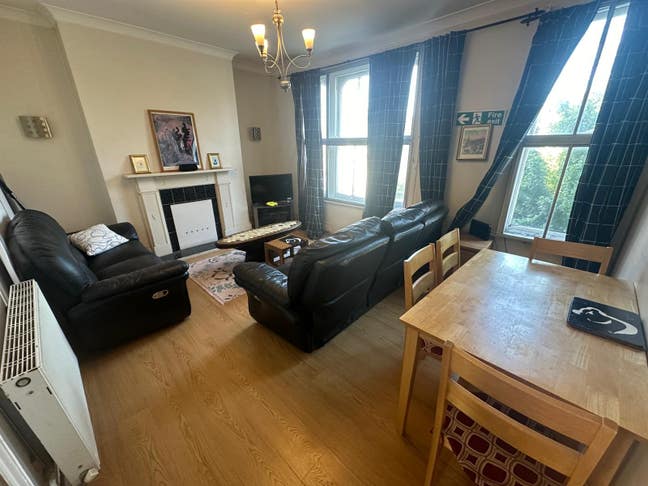 E3 M/End 3 Rms  £825  990 995Ncludes Ills ZN2 Main Photo