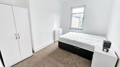 Double Room in Newly Renovated House Main Photo