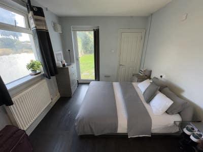 Double Room with En-suite close to station Main Photo