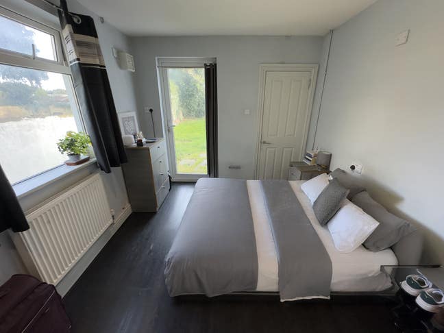 Double Room with En-suite close to station Main Photo