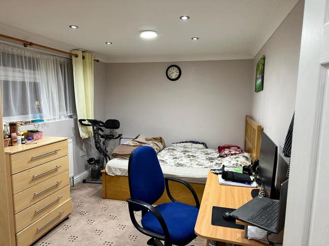 Spacious Double bedroom available in Harrow Main Photo