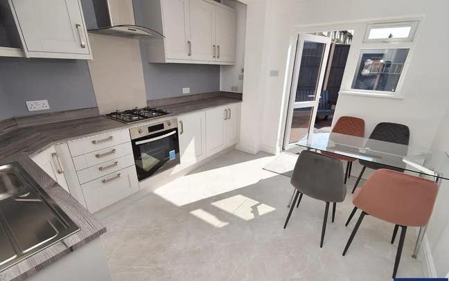 Tidy 5 bed house  with a bit of luxuty Main Photo