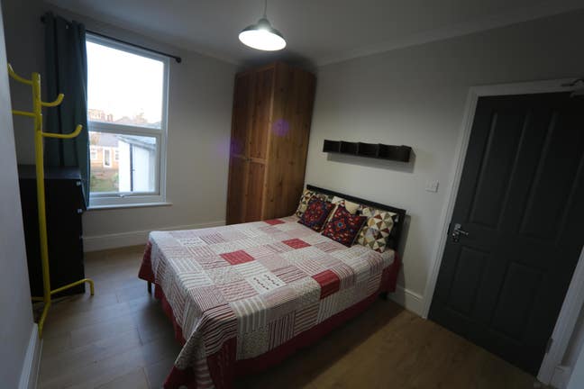 Double Room - Fully Furnished, Bills Included Main Photo