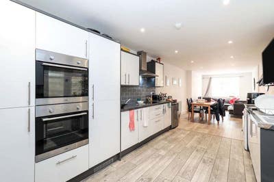 Last Double Room Available - Central Location!!!! Main Photo