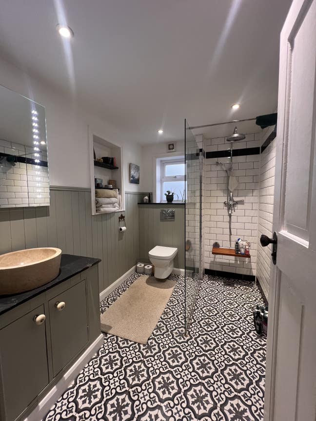 Gatwick king size room in stylish house Main Photo