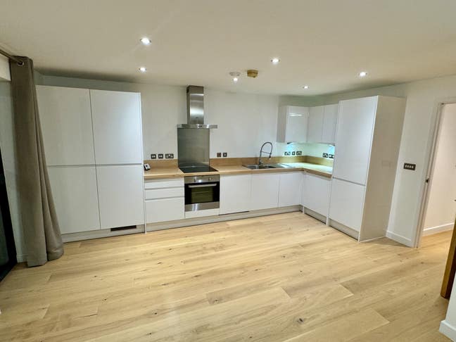 Double Room for SHORT term let (3-6months) Main Photo