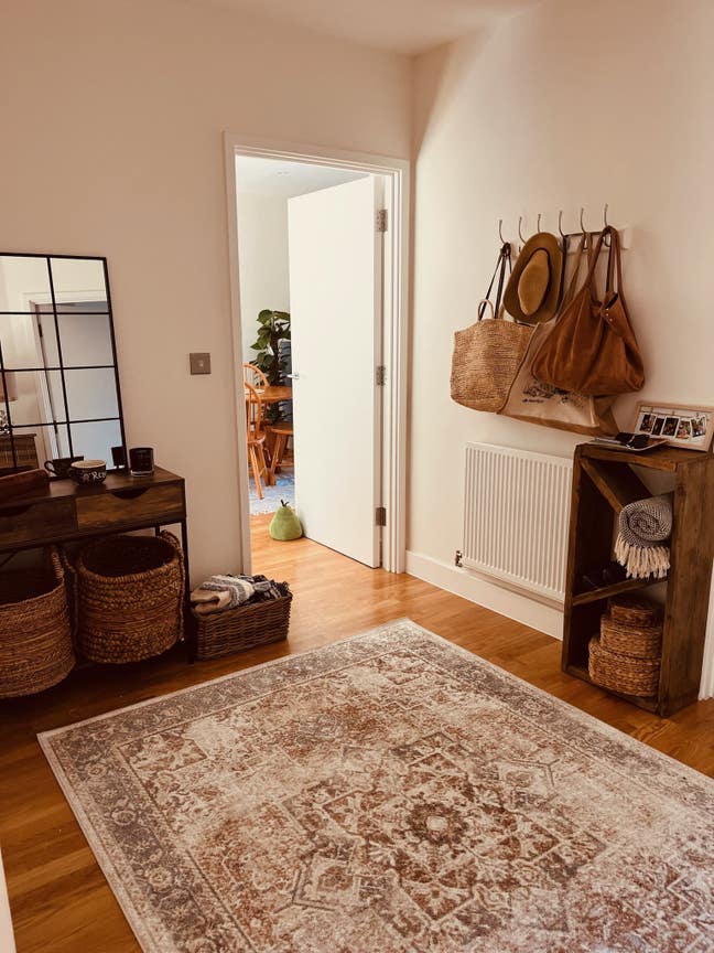 Double Bedroom, fully furnished! Bills included.  Main Photo