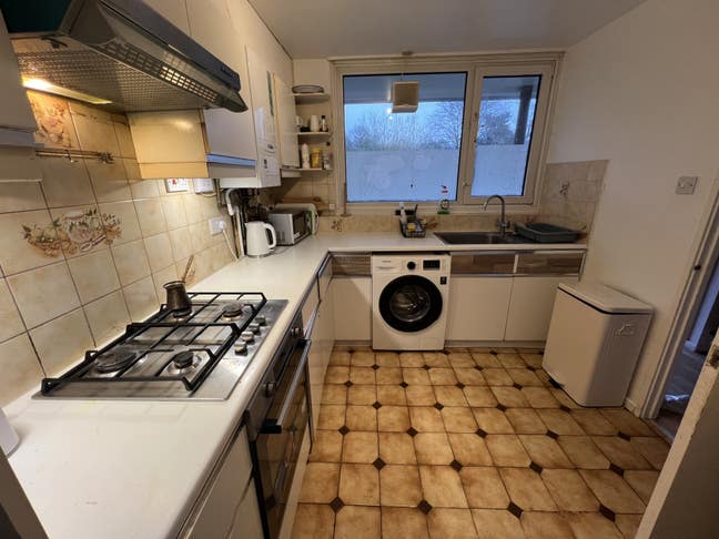 Twin / double room in a clean flat. Main Photo