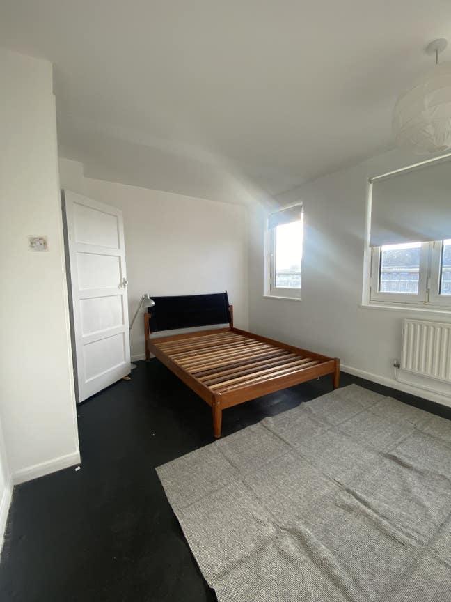 Large Double Room Mitcham Good Transport Links Main Photo