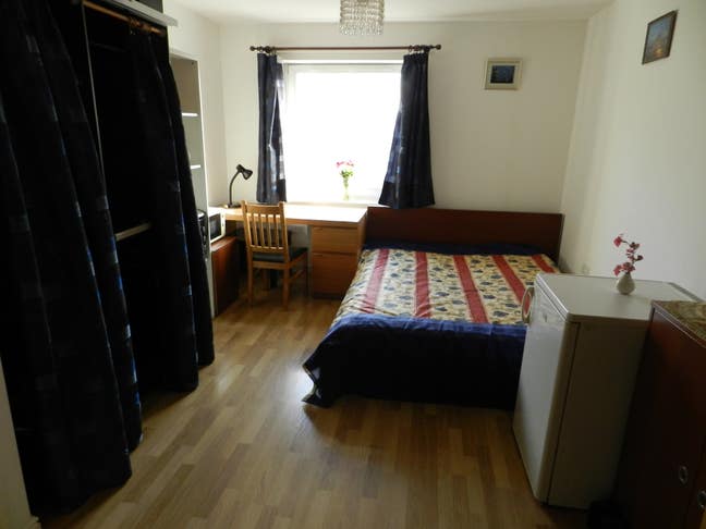  Ensuite double room Centre Feltham  near station  Main Photo