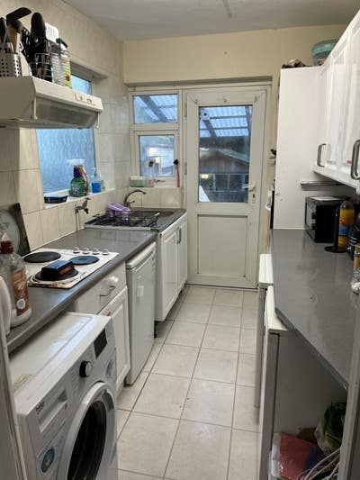 Large room in shared house Main Photo