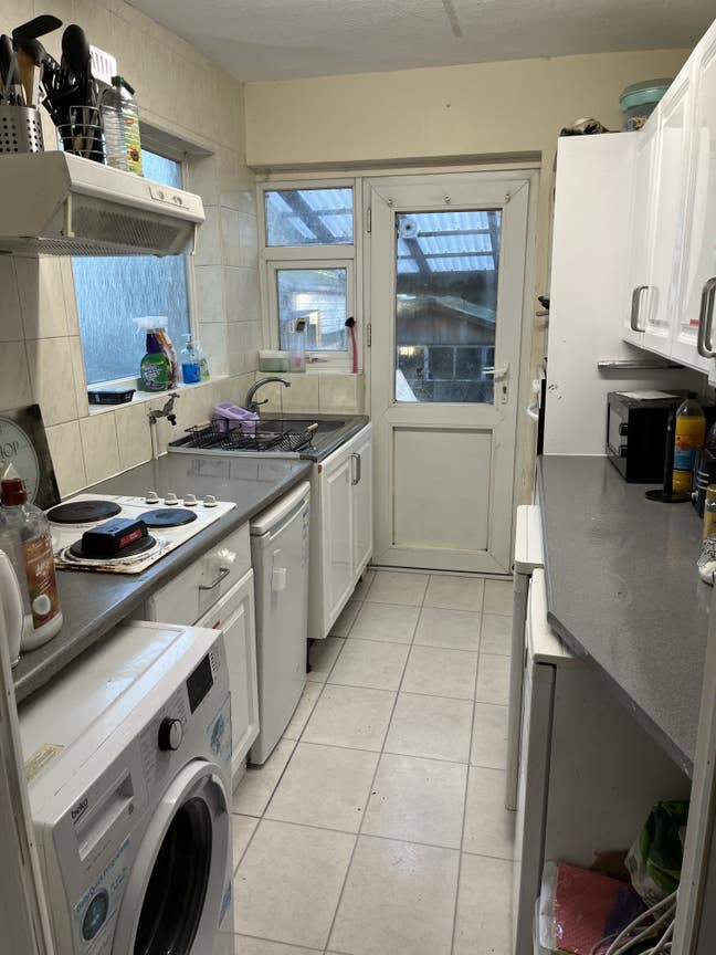 Large room in shared house Main Photo