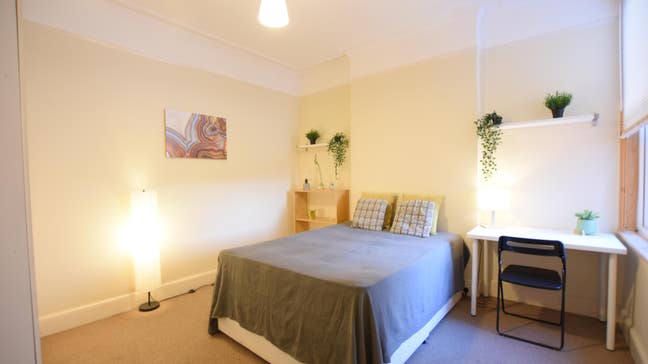 ** Spacious room - Clean flatshare ** Main Photo