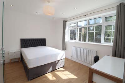 Beautiful en-suite in Stepney Green for January Main Photo