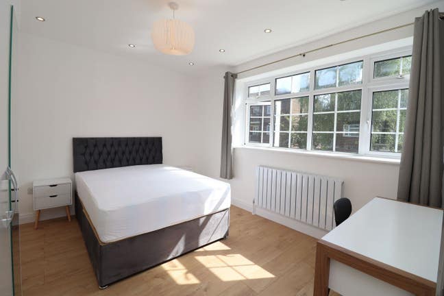 Beautiful en-suite in Stepney Green for January Main Photo