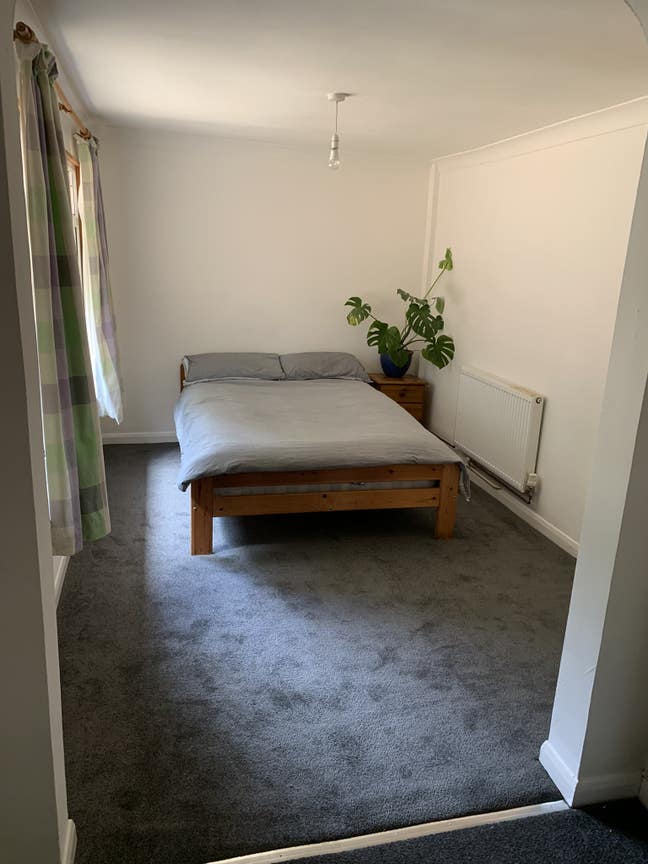 Lovely double room with clothing storage, dresser. Main Photo