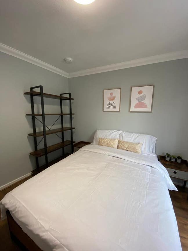 Newly decorated double room with workspace Main Photo