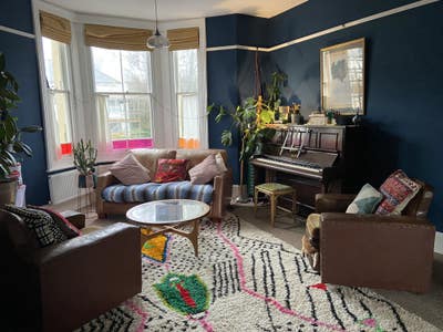 Big bright bohemian home/  bills included Main Photo