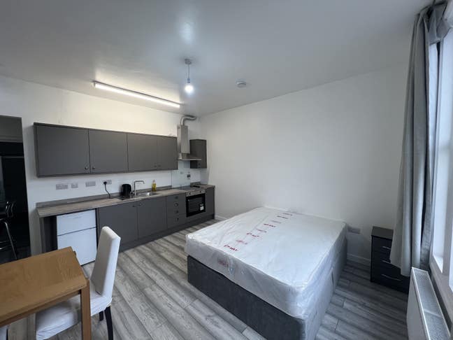 Studio Flat in prime location  Main Photo