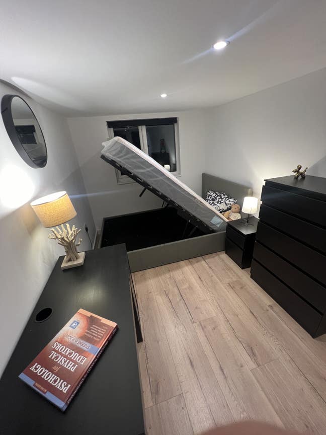 Double comfy room with free parking available  Main Photo