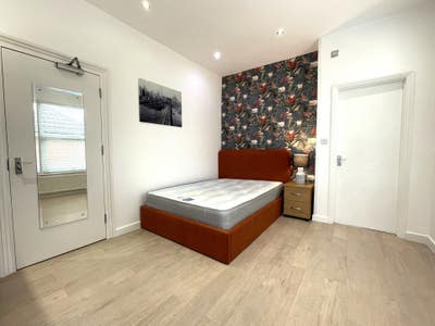 En suite room at 13 Aldermans Dr, PE3 6AR 🚿🤩🔑 Main Photo