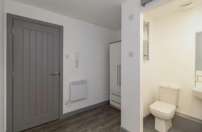 *Live Comfortably: 1-Bed Flatshare Near Birkenhead Main Photo