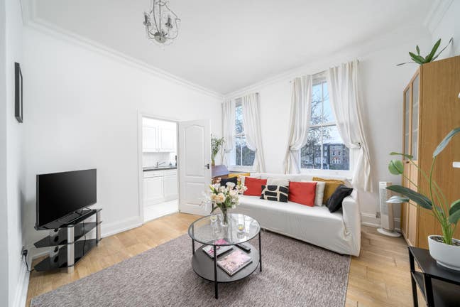 Short Let Only. Entire 2 Bedroom Flat. Near/Tube Main Photo