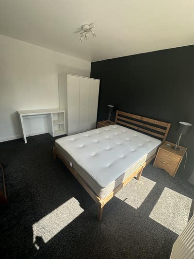 A Spacious Double room available Main Photo