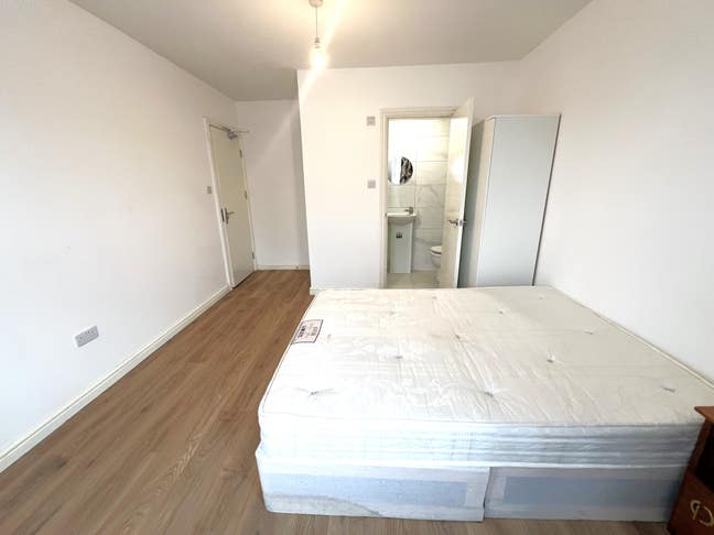 Large En-Suite Room Available Now Main Photo