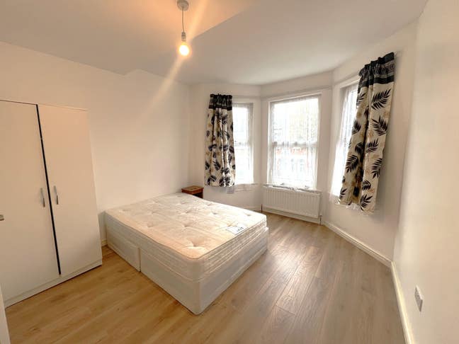 Large En-Suite Room Available Now Main Photo