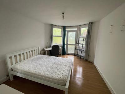 Large Garden Room in Large House in Manor House Main Photo