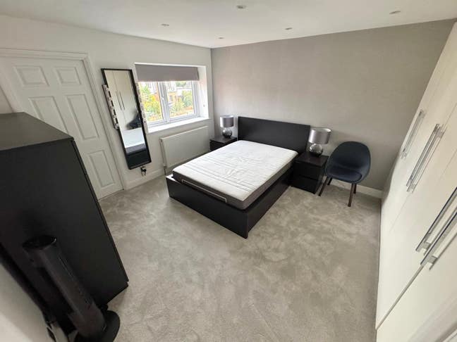 Flat with Two Rooms-Master (en-suite) + Single   Main Photo