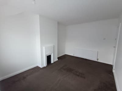 Spacious double rooms five minutes from Elm Park Main Photo