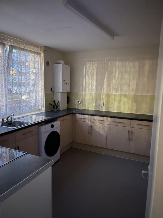 Small Double Bedroom in W11 (bills included) Main Photo