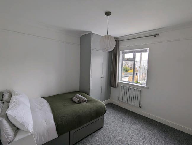 Room in modern house share Main Photo