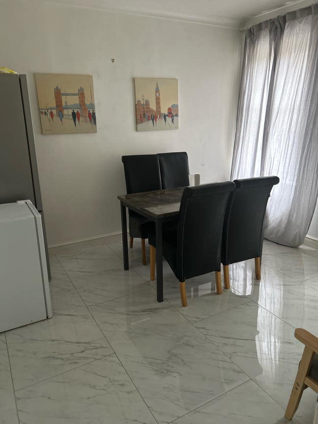 Double room available sharing bathroom Main Photo