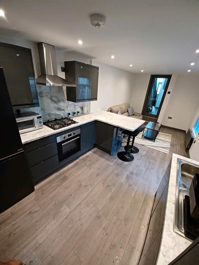 Double room in female exclusive property  Main Photo